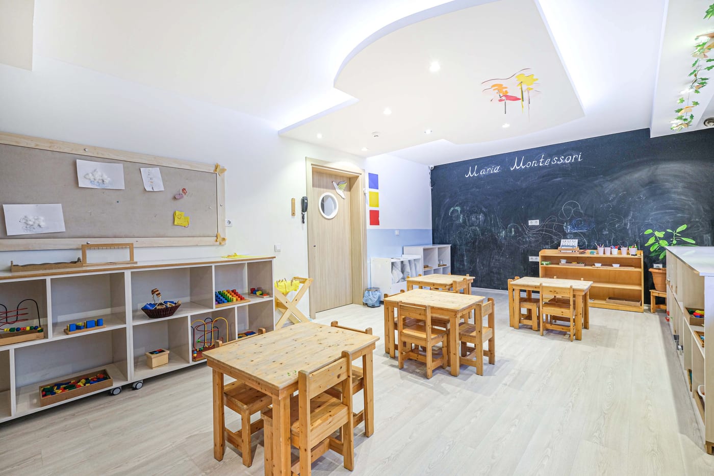 Maria Montessori sınıfı — kara tahta ve materyaller