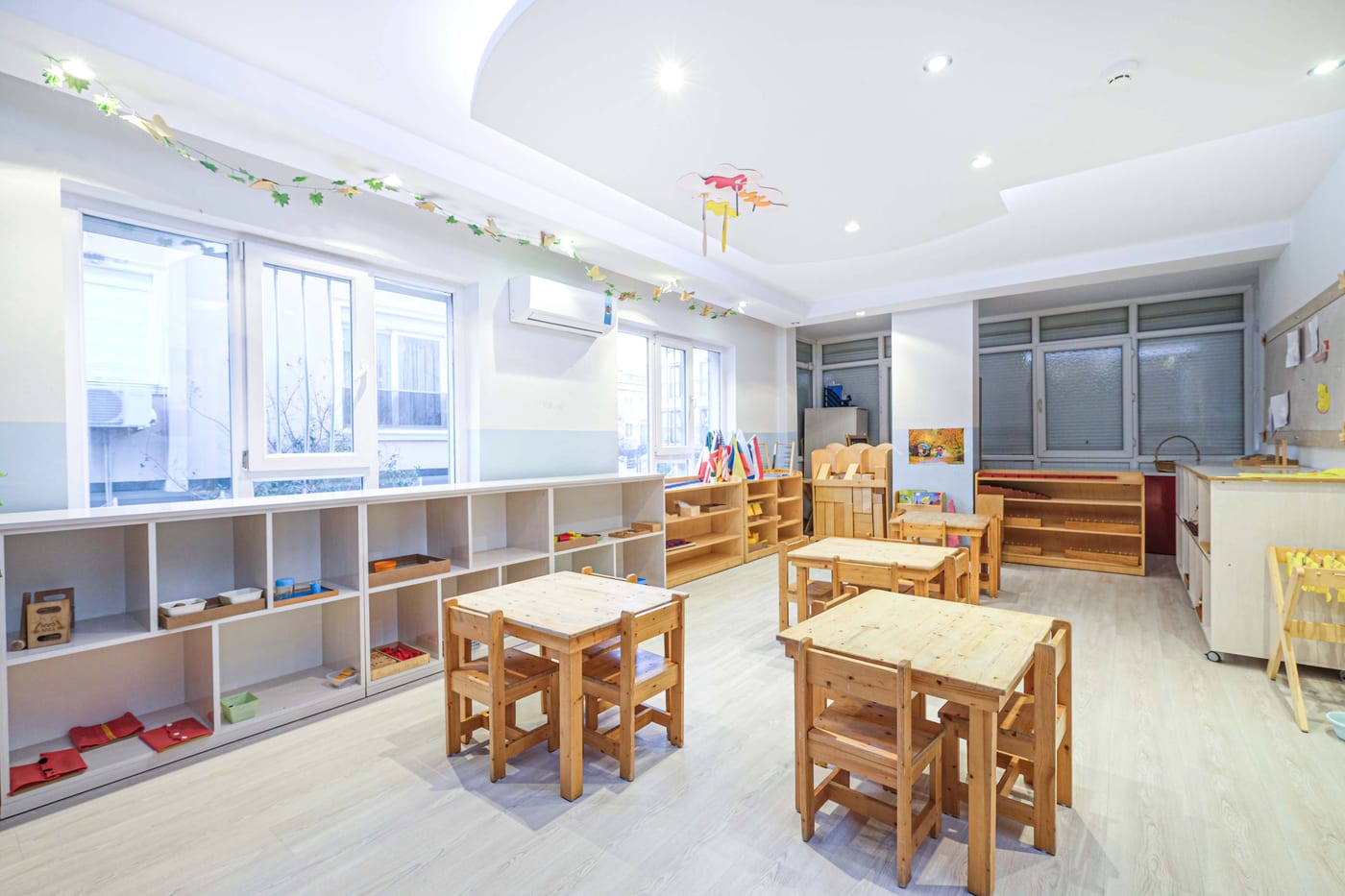 Montessori sınıfı — doğal ahşap mobilyalar