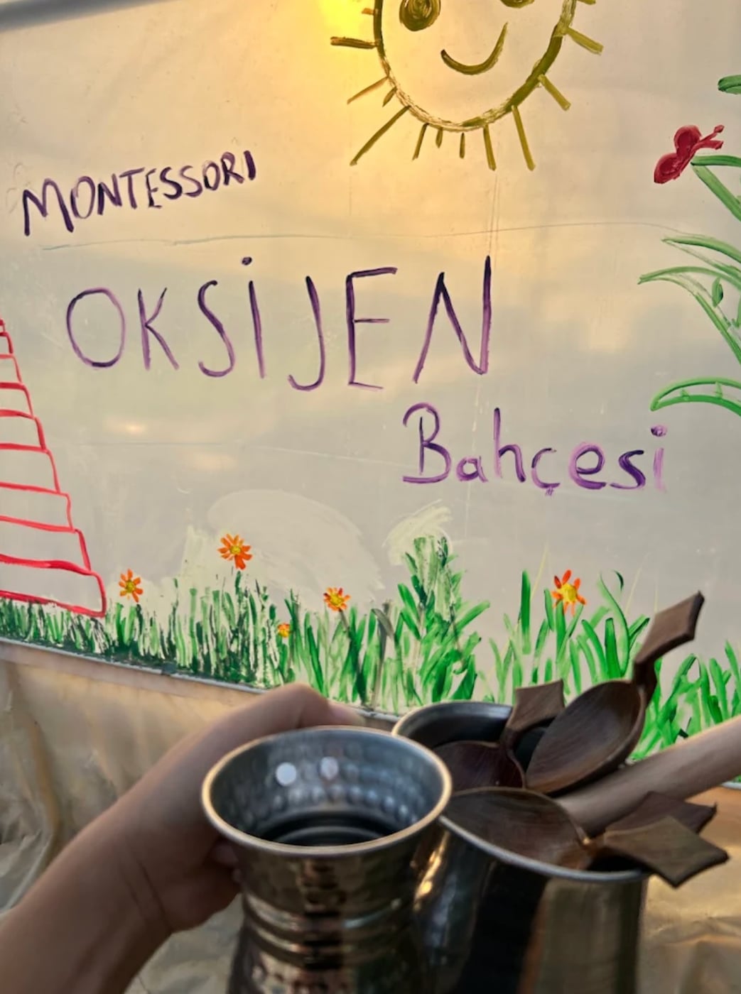 Oksijen Bahçesi — çocukların çizdiği bahçe tabelası